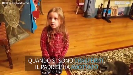 Adottano un gatto, l'emozione della bimba