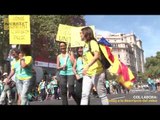 Els manifestants caminen en direcció a la plaça d'Espanya