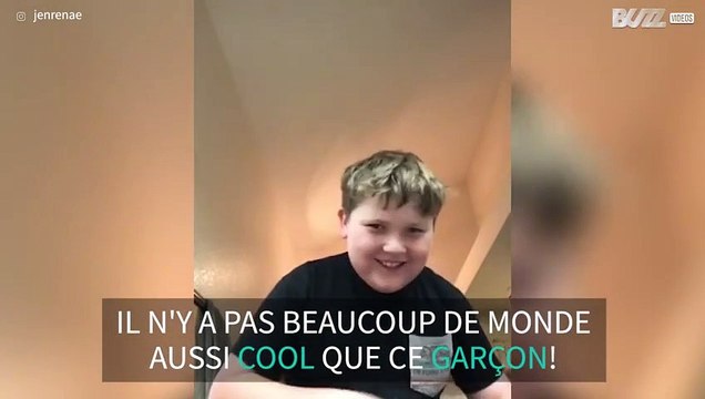 Ce garçon super cool perd l'équilibre sur sa planche