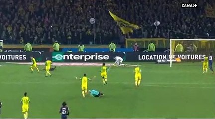 فيديو _ مقطع طريف لرد فعل حكم ضد لاعب قام بعرقلته في الليغا الفرنسية