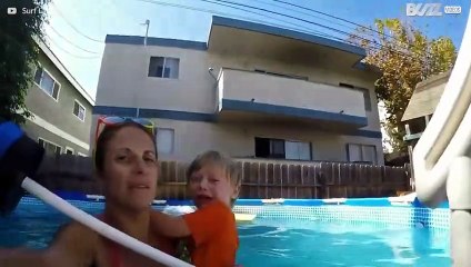 Cane aiuta un bambino a sconfiggere la paura dell'acqua