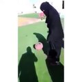 فيديو متداول‬⁩ - فتاة سعودية تستعرض مهارتها الاحترافية في كرة القدم
