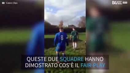 Squadre di calcio avversarie si uniscono per spingere l'ambulanza