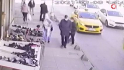 Taksi ilerlemiyor diyerek hem şoförü hem de yanındaki kadını dövdü