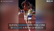 Adorabile bambina ruba la scena durante lo spettacolo