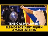  Els mossos identifiquen a manifestants al Parlament