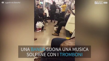 Musicisti suonano il trombone nella metro di Tokio