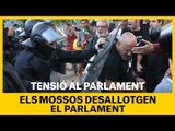  Els mossos desallotgen els manifestants al Parlament