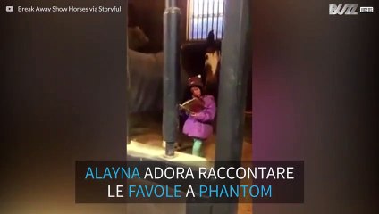 La bimba che legge tutti i giorni una favola al cavallo