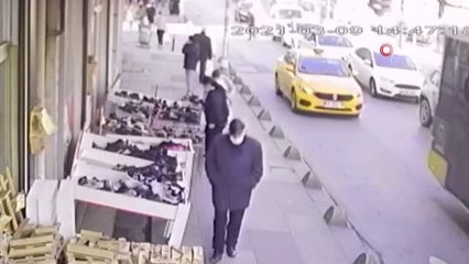 'Taksi ilerlemiyor' deyip hem şoförü hem yanındaki kadını dövdü
