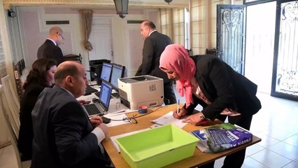 توافد المصريين على السفارة المصرية لتسجيل توكيلات المرشحين للرئاسة