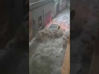 ANGUSTIOSO MOMENTO: Una riera arrastra un coche con su conductor dentro en Santa Pola