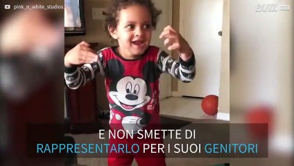 Bimbo fa il doppiaggio di un video esilarante!