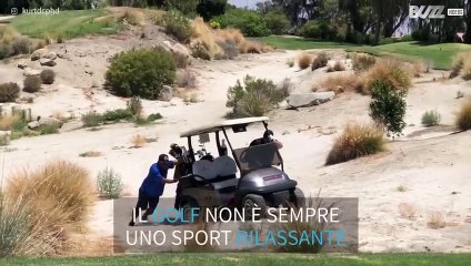 Golf car resta impigliato nella sabbia