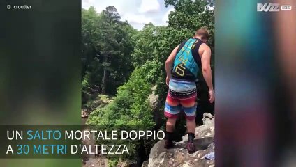 Impressionante salto mortale a 30 metri d'altezza