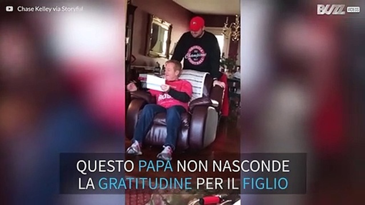 Riceve biglietto per la partita di football e si commuove