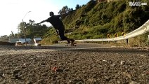 Skater cade a grande velocità in una discesa del Cile