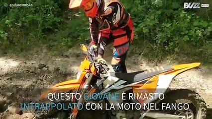 Giovane finisce con la moto nel fango