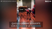 Questo talento del calcio fa le flessioni in equilibrio