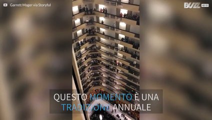 Divisi per piano, cantano l'inno americano
