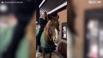 Incredibile: signora porta il suo cavallo a un drive-in
