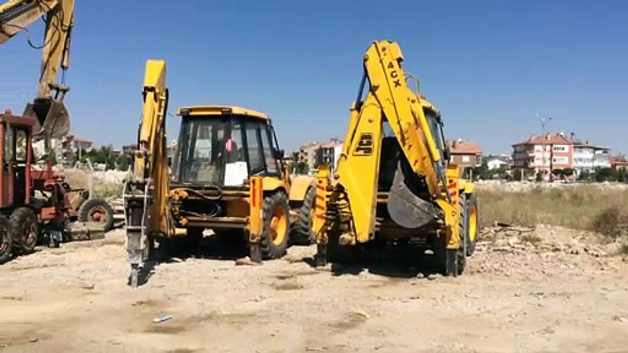Çiftlik ağasının yeni ve eski new holland biçer döverleri -tır ve iş makinesi