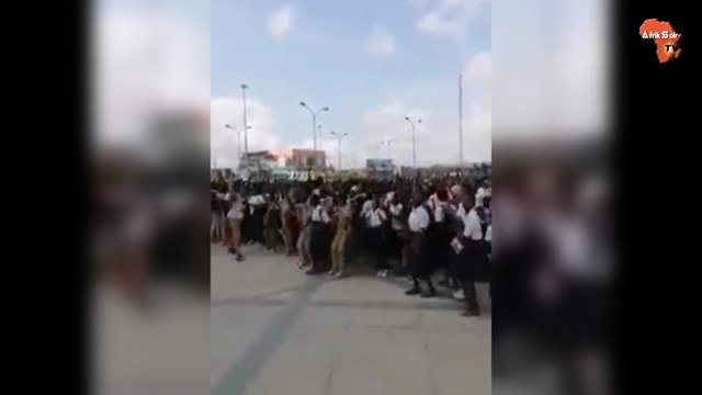 Abobo: Plusieurs élèves rendent hommage au maire de la commune, le Premier Ministre Hamed Bakayoko