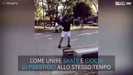 Ragazzo fa gioco di prestigio e skate allo stesso tempo