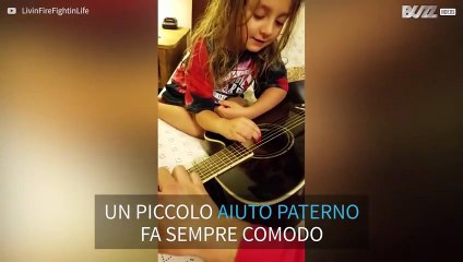 Padre e figlia suonano la chitarra insieme