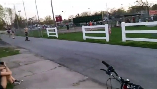 Vuole saltare sulla testa di tre skaters... Ci riuscirà?