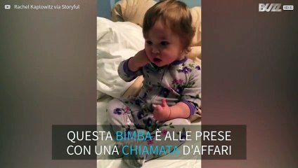 Bebè imita la madre durante una telefonata d'affari
