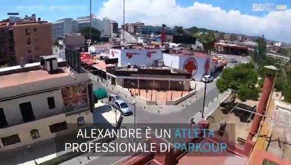Atleta di parkour mostra le sue acrobazie in prima persona