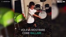 Si scatena troppo nella danza, e cade!