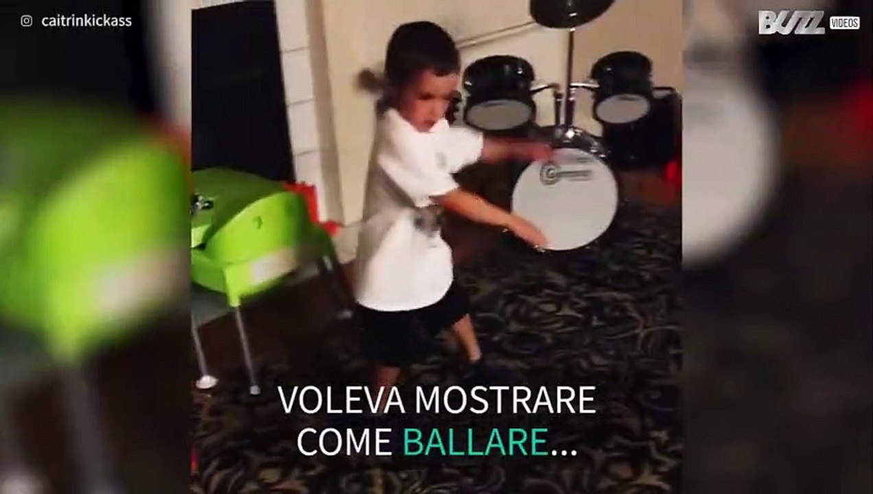 Si scatena troppo nella danza, e cade!