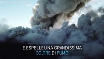 Vulcano di 'James Bond' libera una densa coltre di fumo