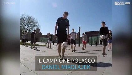 Campione polacco di calcio freestyle dimostra il suo talento