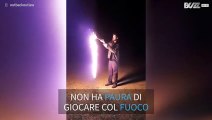 Hai mai visto uno spettacolo di luce con una frusta infuocata?