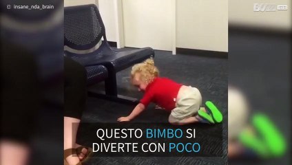 Per questo bambino qualsiasi cosa diventa un gioco