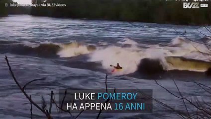 Giovane domina l'arte del freestyle su kayak