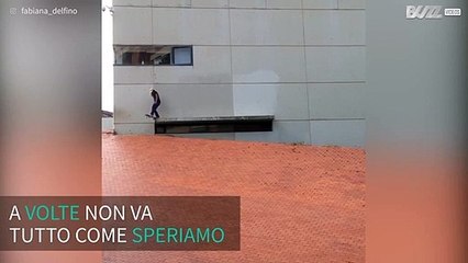 Tenta acrobazie in skateboard ma finisce contro un palo