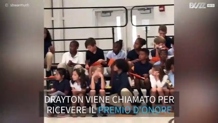 Non riceve il premio, ma reagisce abbastanza bene