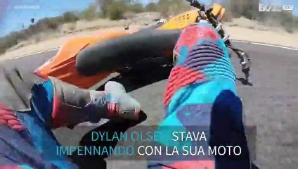 Impennare con la moto non è proprio consigliato!