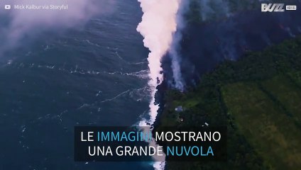 Quando la lava del vulcano Kilaue incontra l'Oceano Pacifico