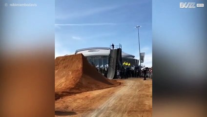 La spettacolare caduta di un atleta BMX