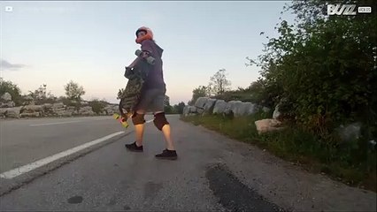 Giovane scende le Alpi francesi su uno skate