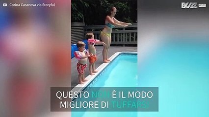 Bimbo impara come non tuffarsi