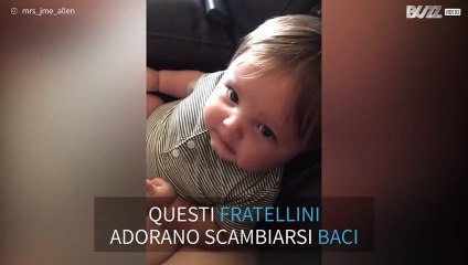 Il fratellino si stanca dei suoi baci e quasi scoppia in lacrime