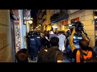 Tensa manifestació a Gràcia per la desocupació d'un edifici