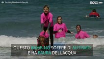 Cane surfista aiuta bimbo autistico in acqua