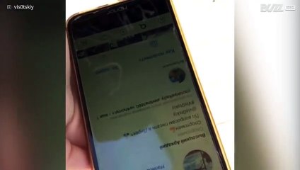 Ginnasta salta otto persone con grande stile